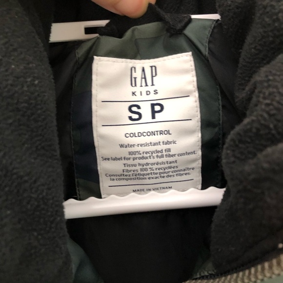 GAP kids camoflage puffer vest - Picture 10 of 12